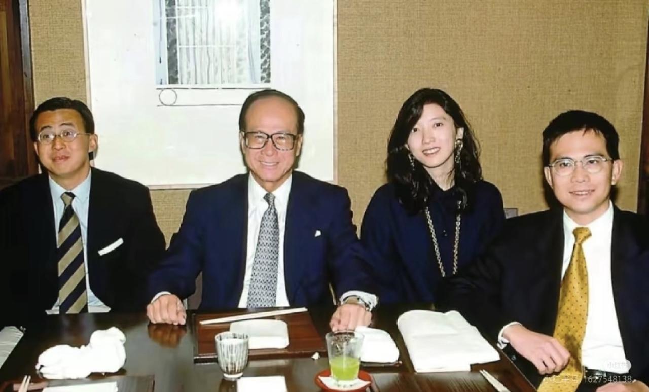 很少有人知道，李嘉诚家族公开的直系亲属全员同框照，总共也没几张。这张罕见旧照是早