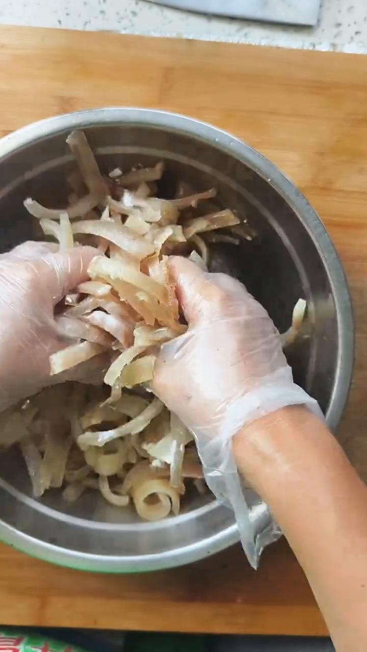 这个就是不用熬也不用蒸的猪皮冻，出锅要清冻有清冻，要猪皮冻就是猪皮冻。一般熬猪皮