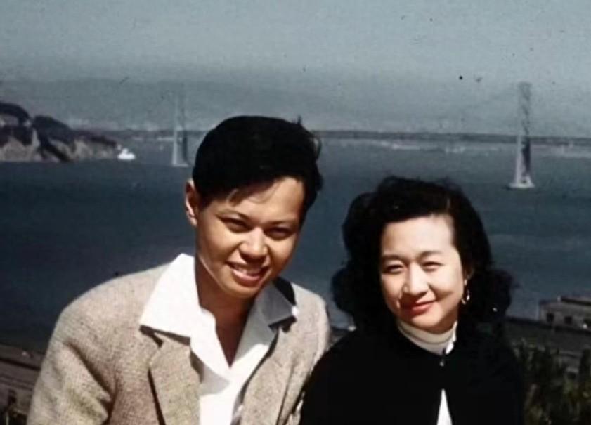 1973年，著名物理学家杨振宁带着妻子杜致礼从美国回到了中国来探亲，杨振宁夫妇回