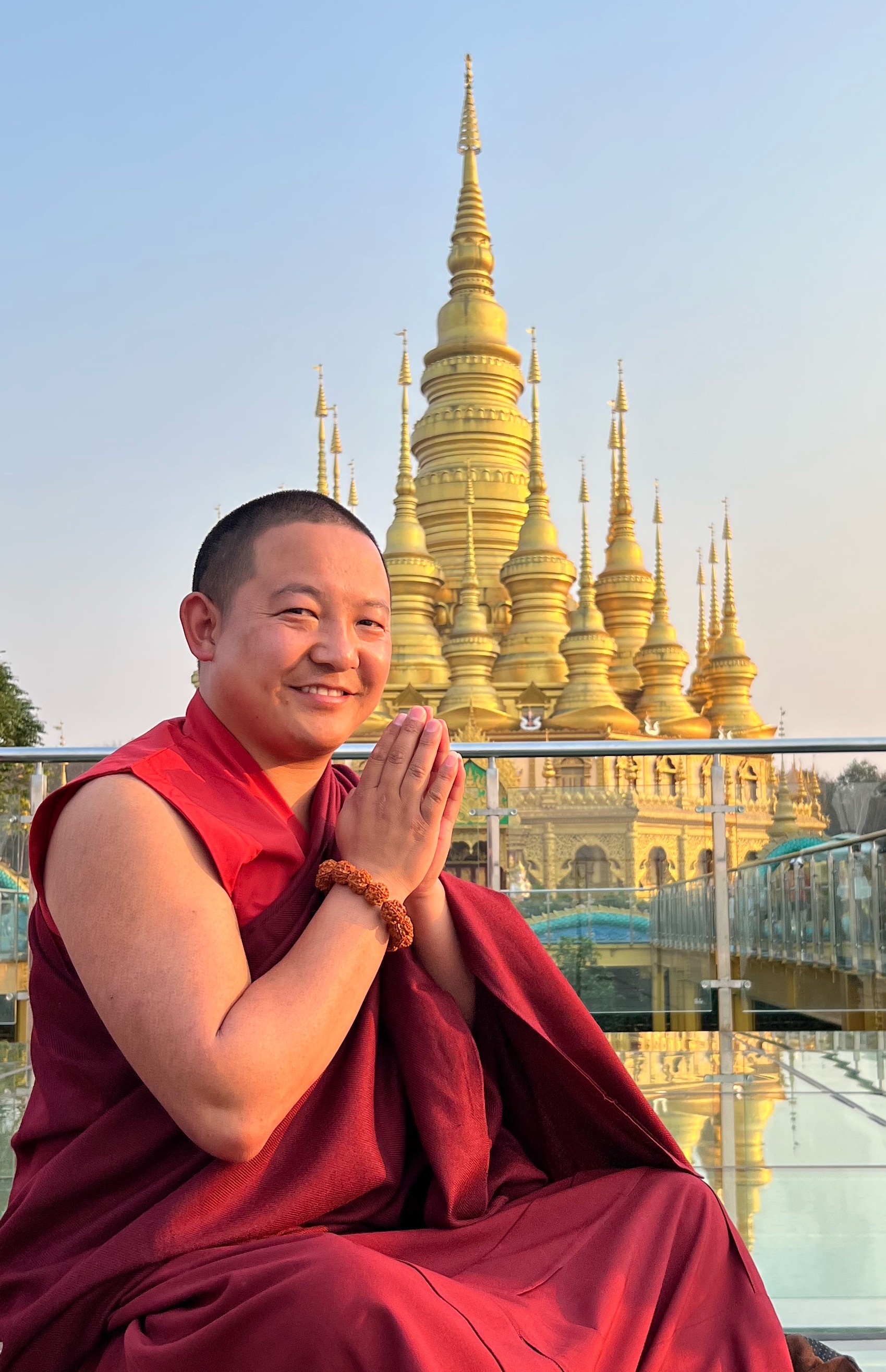 各位不要光努力赚钱，你要努力消业障，要努力修福报，如果业障消除，福报具足了，走路