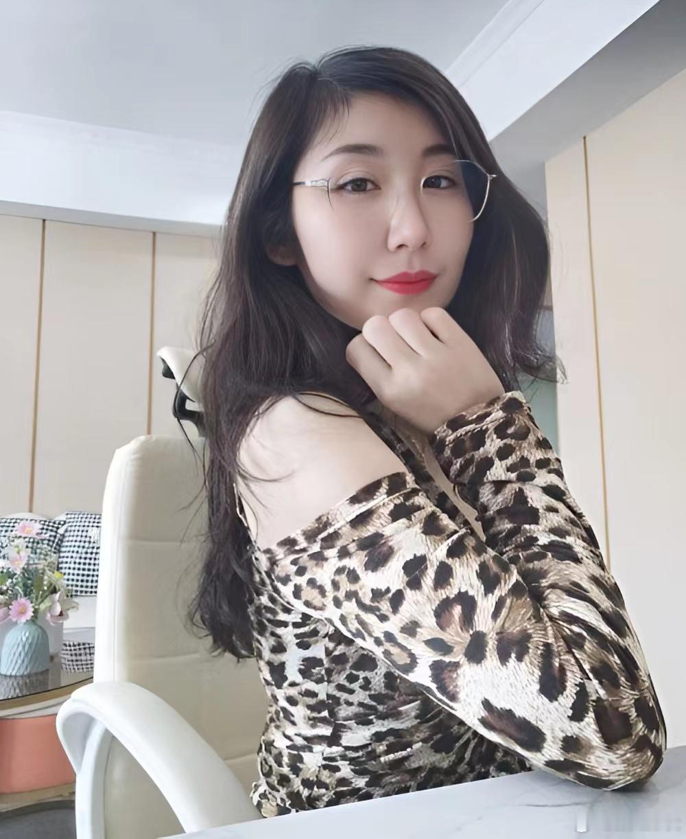 豹纹眼镜小阿姨是你的最爱吗？ ​​​