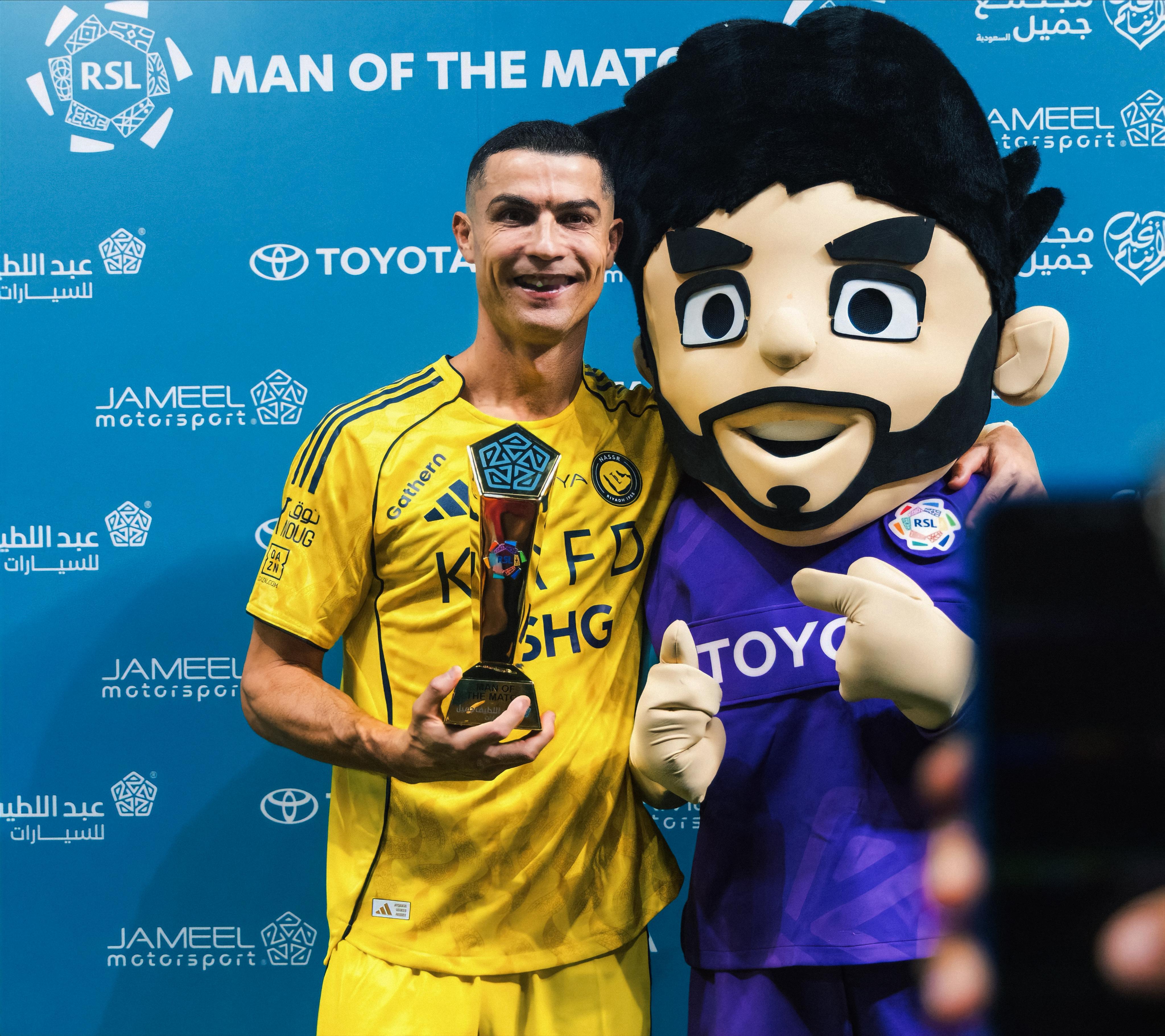 利雅得胜利2比1费哈 🎞️ 我只说一件事。赞美上帝的“恩典”。当克里斯蒂亚诺在