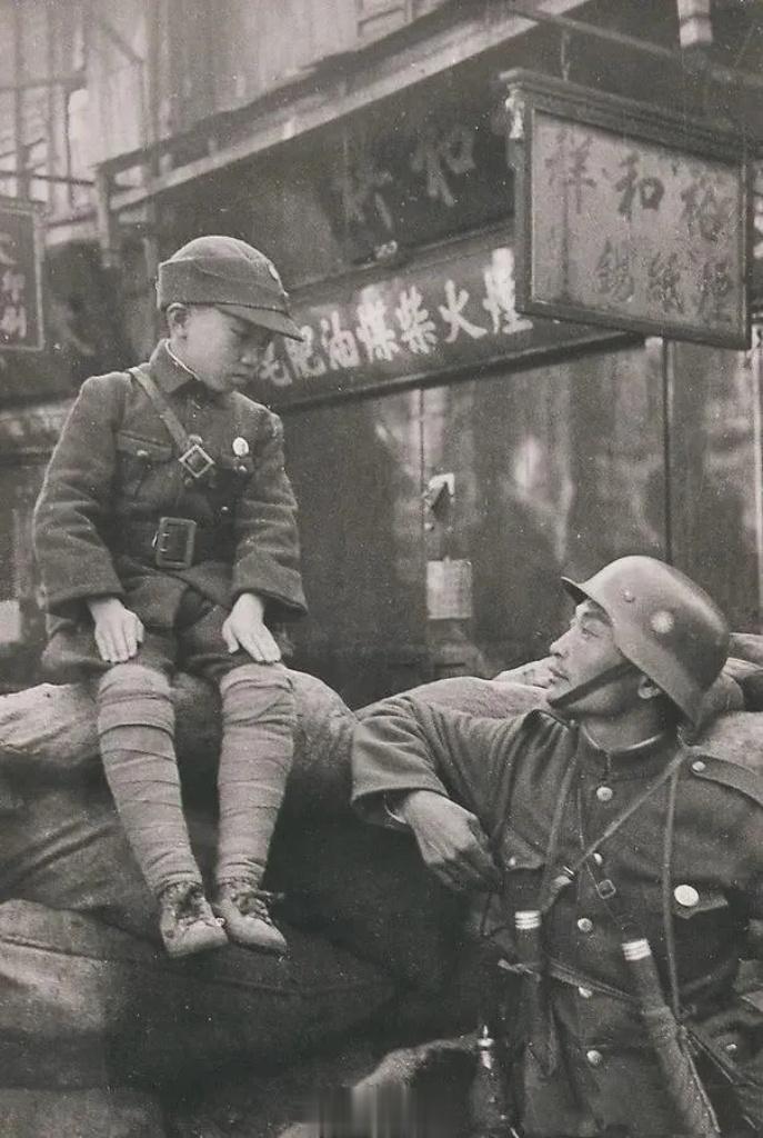 1937年，上海。国军士兵与童子军。 ​​​