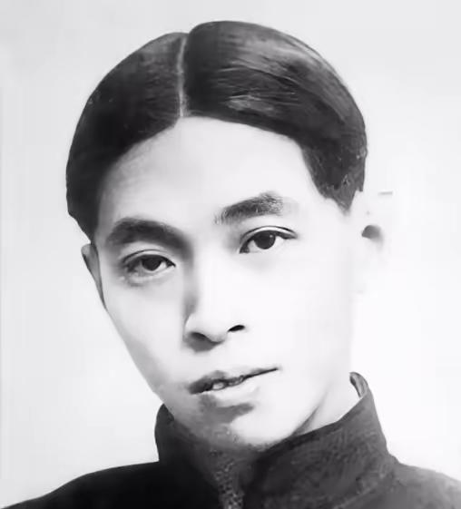 1928年，茅盾望着身材丰腴妩媚妖娆的秦德君，当即想要一亲芳泽，没想到秦德君气吐