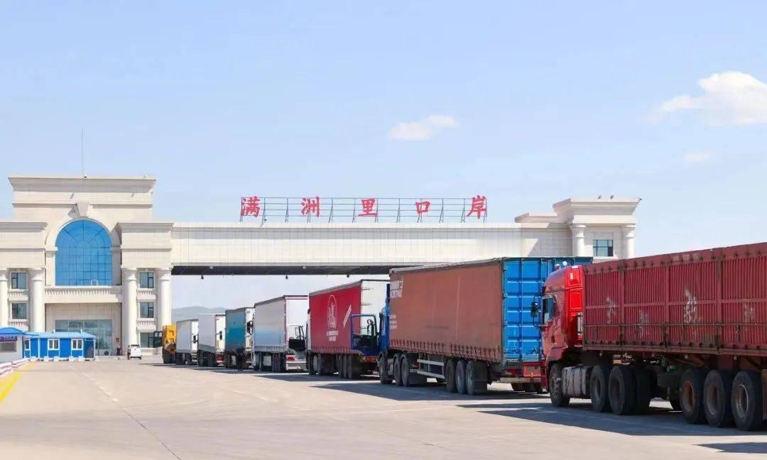 满洲里这地方最近可是火了起来，出口的“新三样”电动汽车、锂电池、太阳能电池，前8