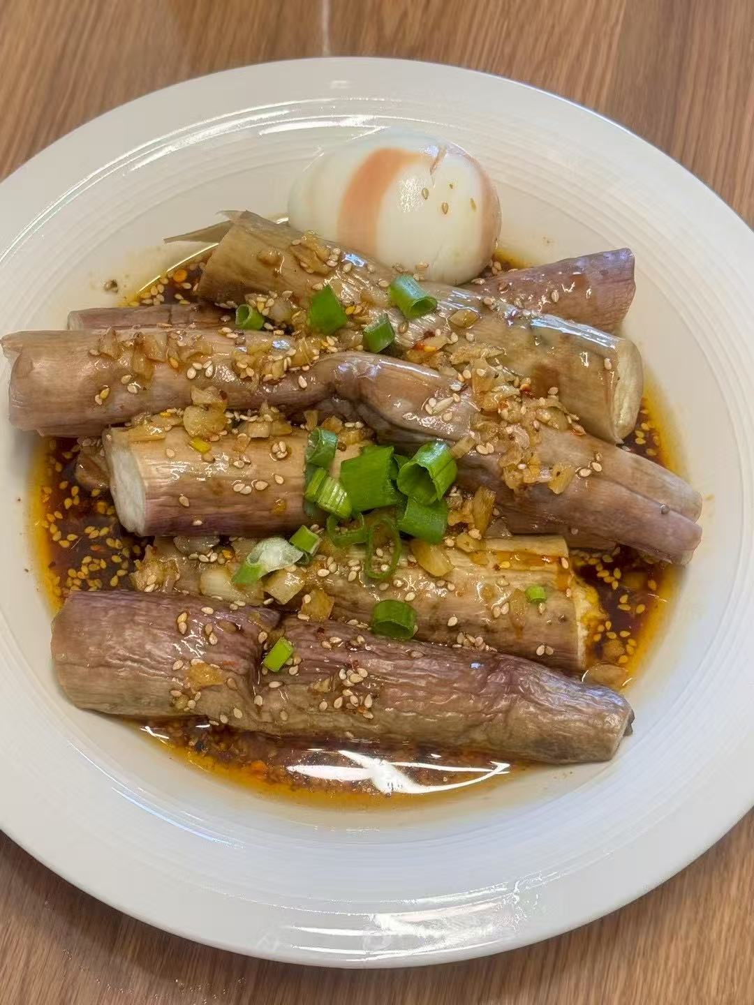好好吃的蒸茄子，加上蒜蓉芝麻调成的酱，真的太美味可口呀好吃😋好吃😋😋😋好