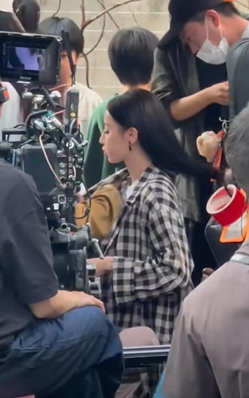 《枭起青壤》拍摄路透！侧脸拍摄，看到了热巴好圆润饱满的后脑勺，头型很好看，迪丽热