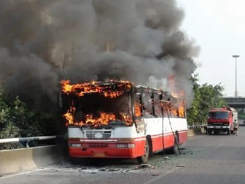 2025年11月14日上午，广东佛山禅城区季华五路发生了一起公交车自燃，好在是辆