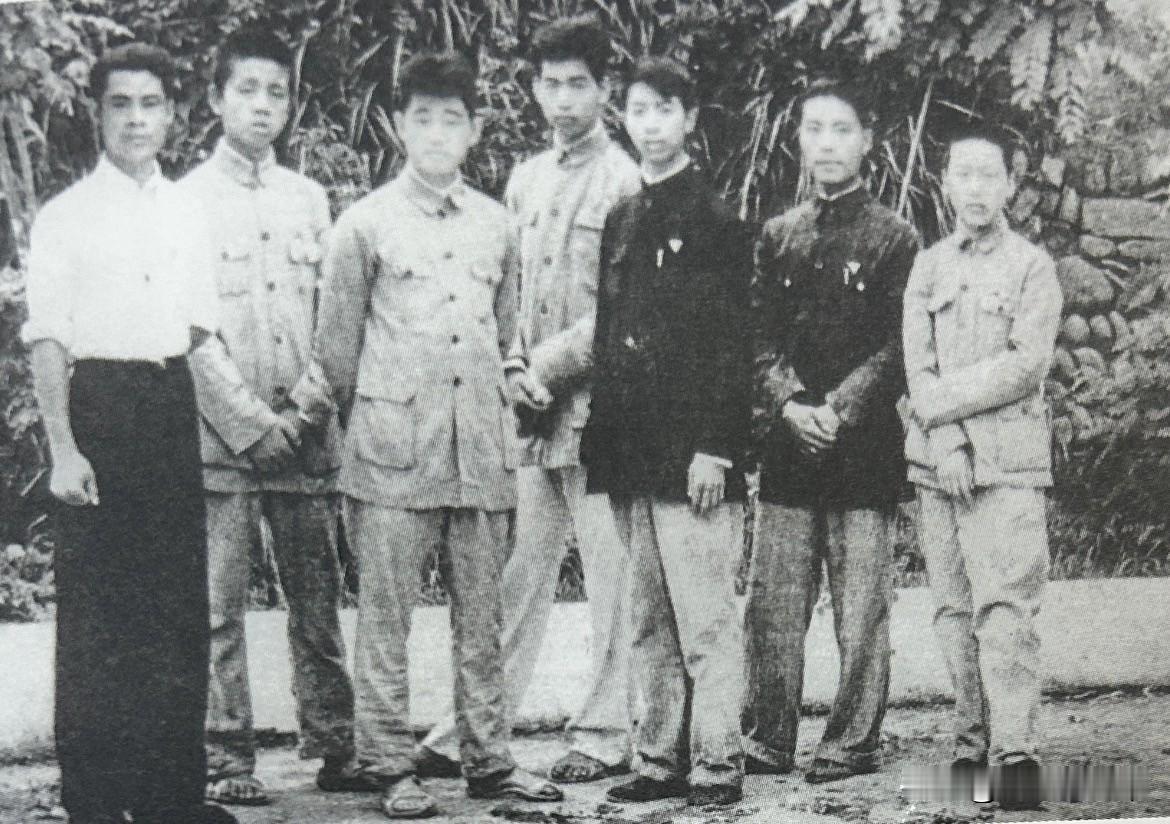 抗日战争全面爆发后，贺敬之所在的山东省立第四乡村师范学校的师生被迫踏上流亡征途，