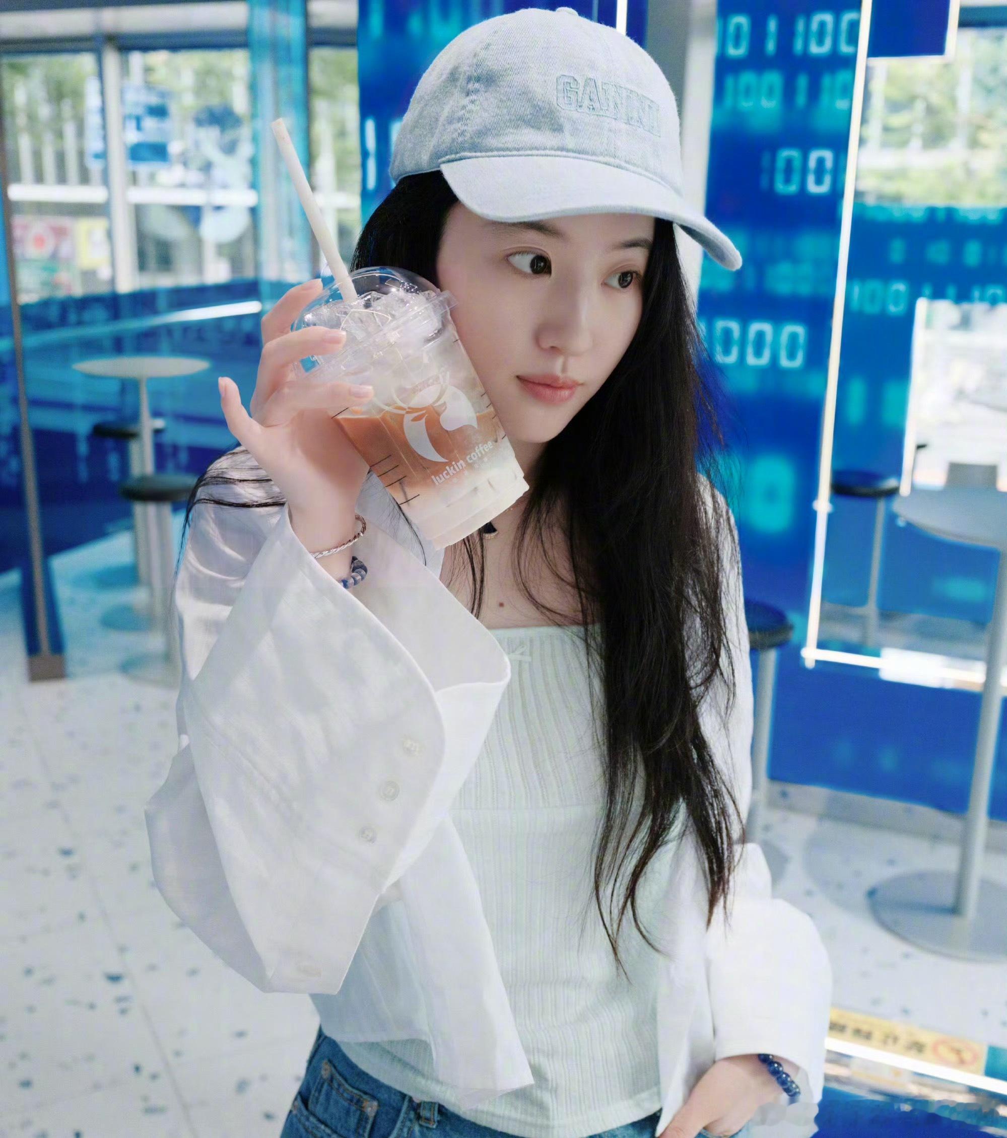 刘亦菲素颜女大姐姐你真的随便吧！我盯着你的照片反反复复欣赏一点也不苦不累！ 