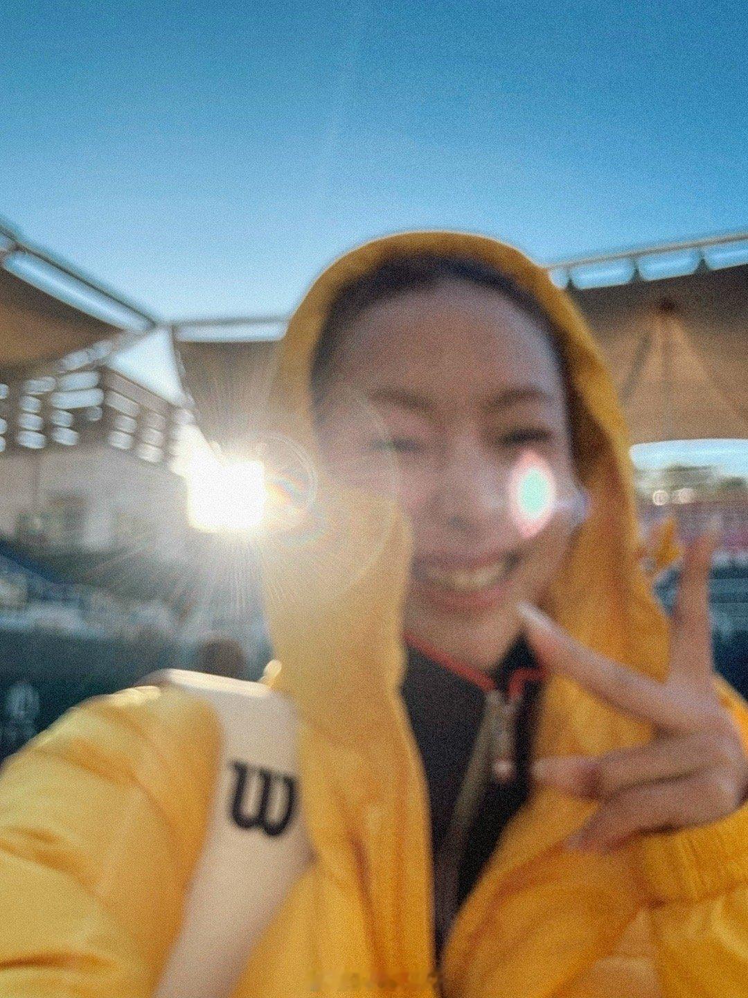 🎾秋天打球冻耳朵🙉想想快两个月没碰球了，九月回新疆又去哈萨克斯坦；十月和妈妈