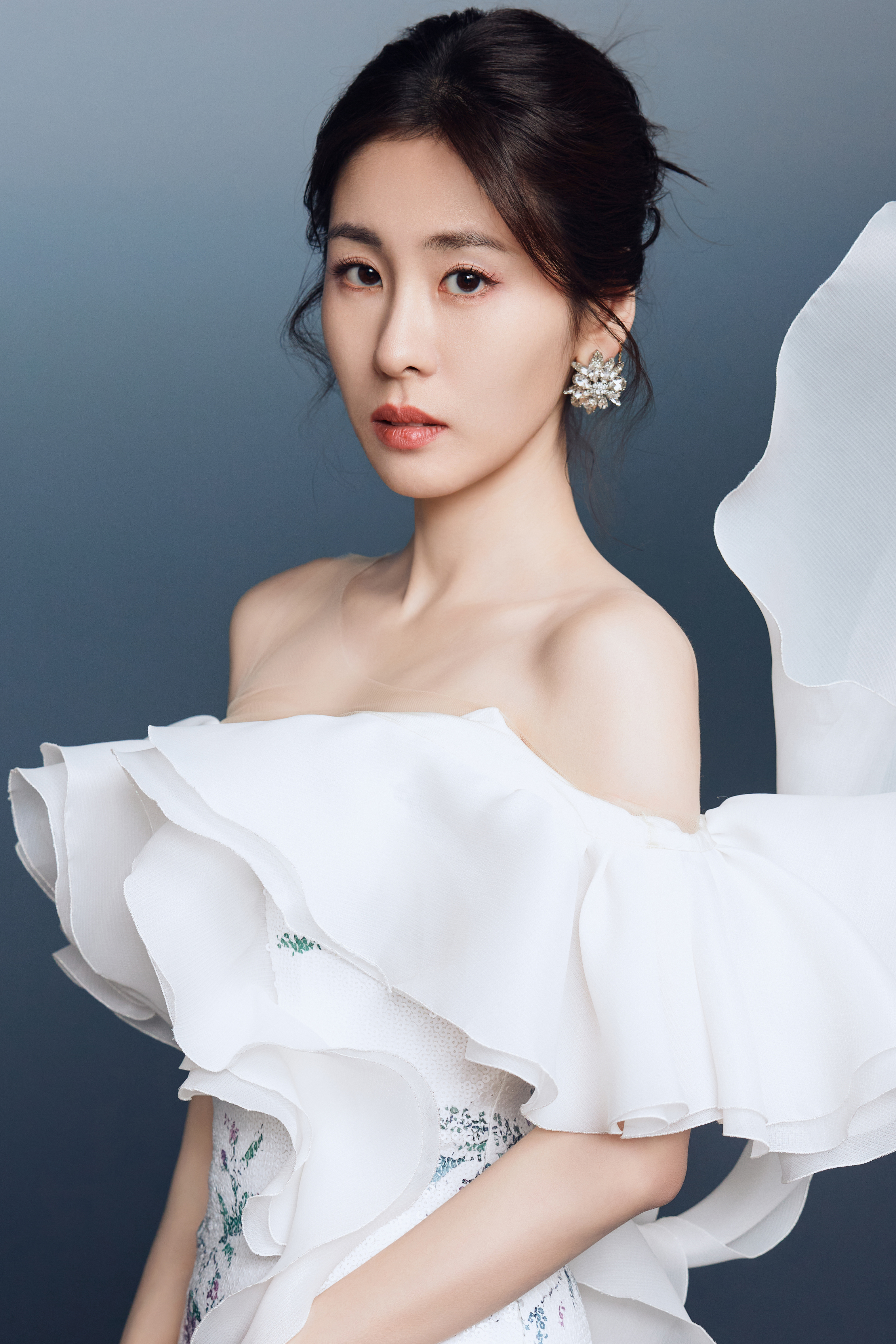 张碧晨 #张碧晨[超话]# 纯白似芳华，花香蝶自来。#张碧晨 我们总会遇见懂自己