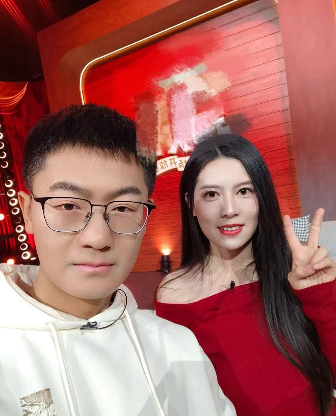 唐香玉说这辈子还没摸过腹肌 唐姐reaction绝了[笑cry]！男嘉宾秀肌肉做