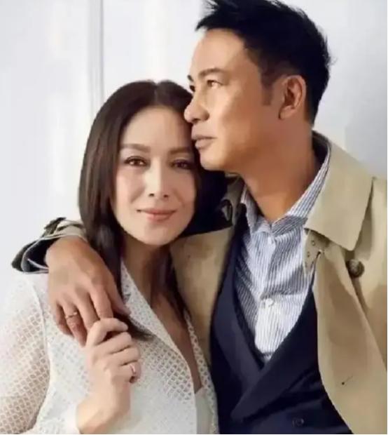 任达华当年铁了心丁克，和妻子琦琦潇洒满世界飞，结果2006年琦琦意外怀孕，他高兴