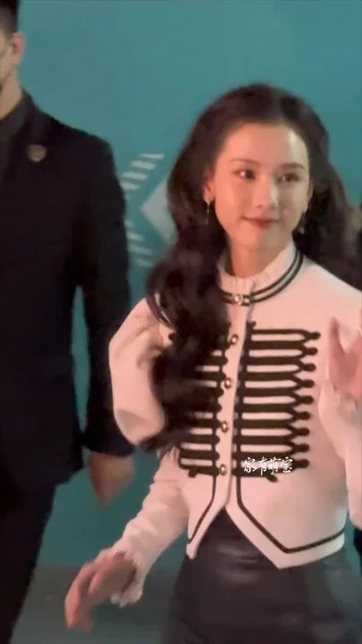 鞠婧祎追剧团生图陈都灵追剧团生图鞠婧祎陈都灵《月鳞绮纪》追剧团生图来啦，好美好萌