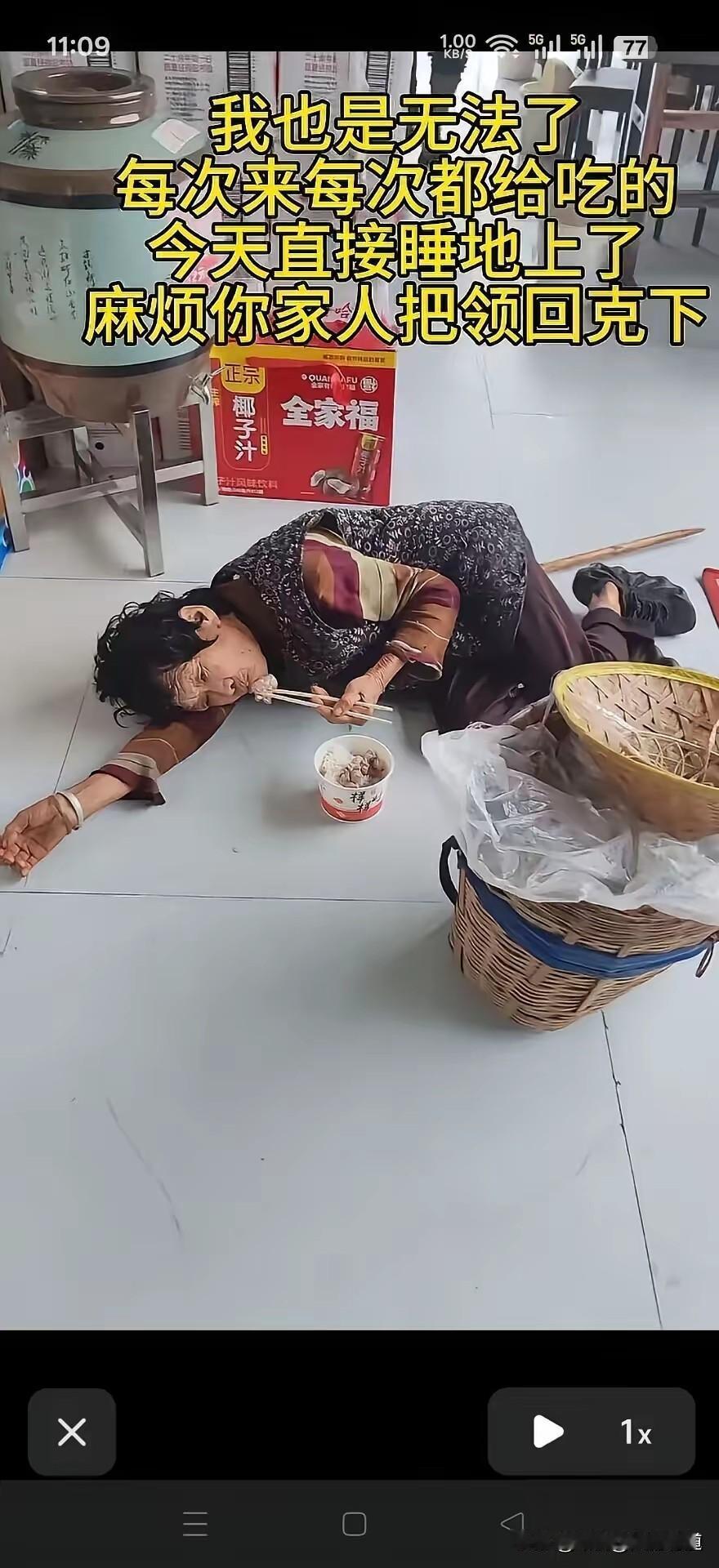 菜馆老板娘心疼卖菜老人生活不易，长期免费为对方提供饭菜。可日子久了，老人从“感恩