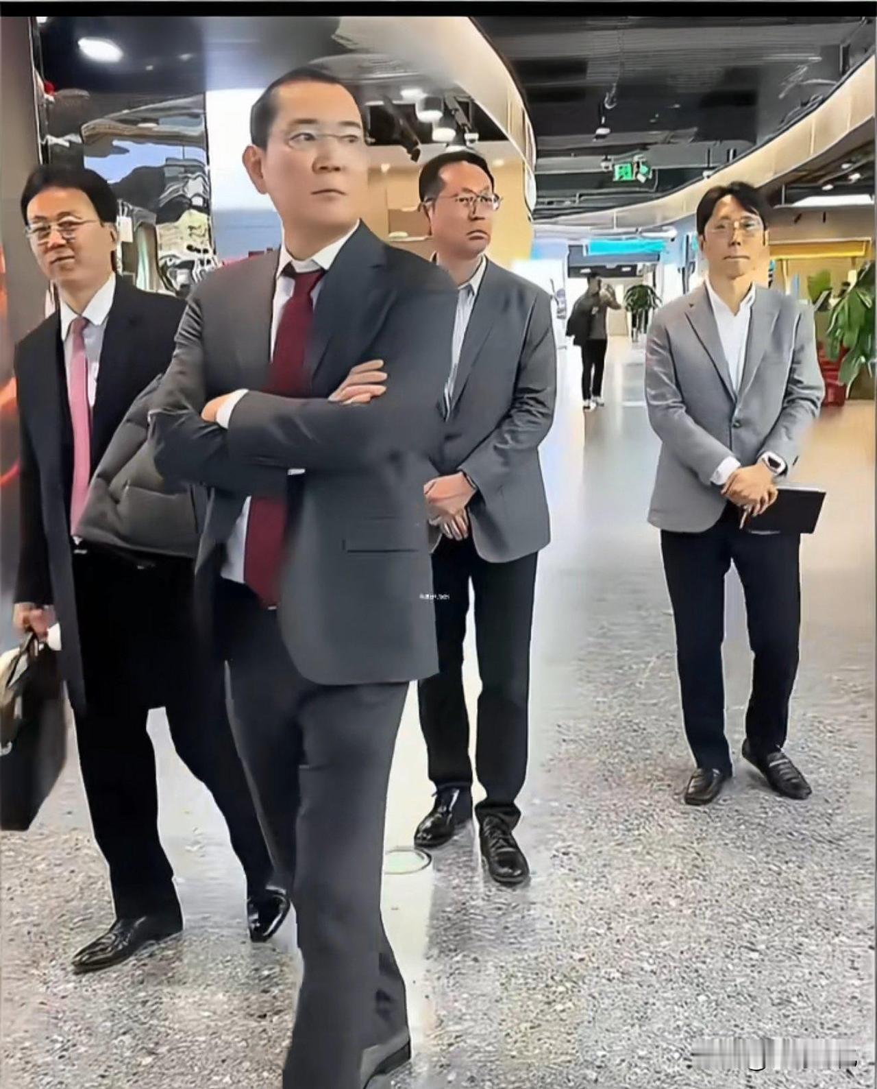 1月5号韩国四大财阀之首，即“四大财子”在北京逛街，逛了近一小时，竟然也没发现有