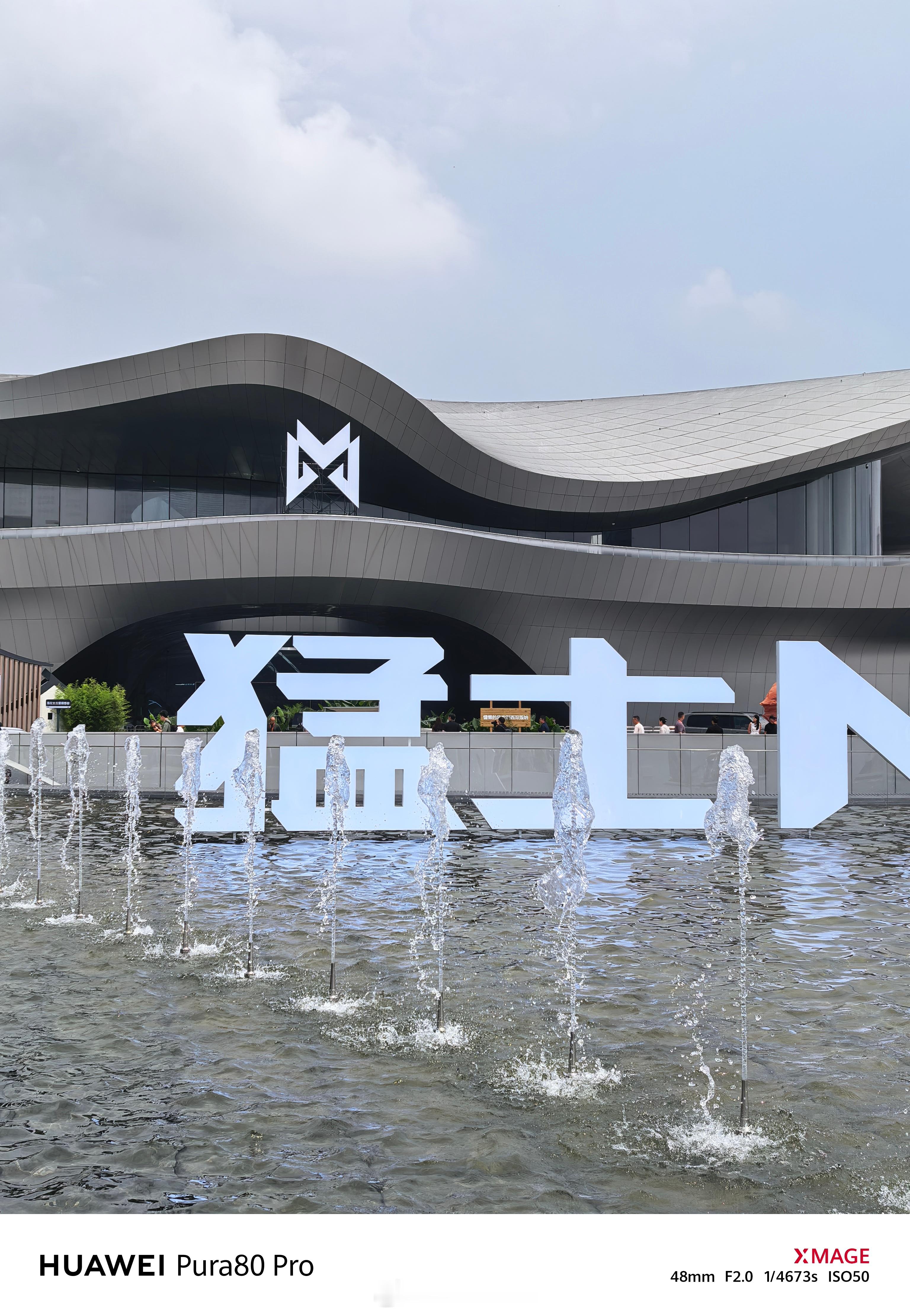 猛士M817发布会，俞敏洪也来了。 这次不在武汉，武汉有点严肃。这次在成都举办的