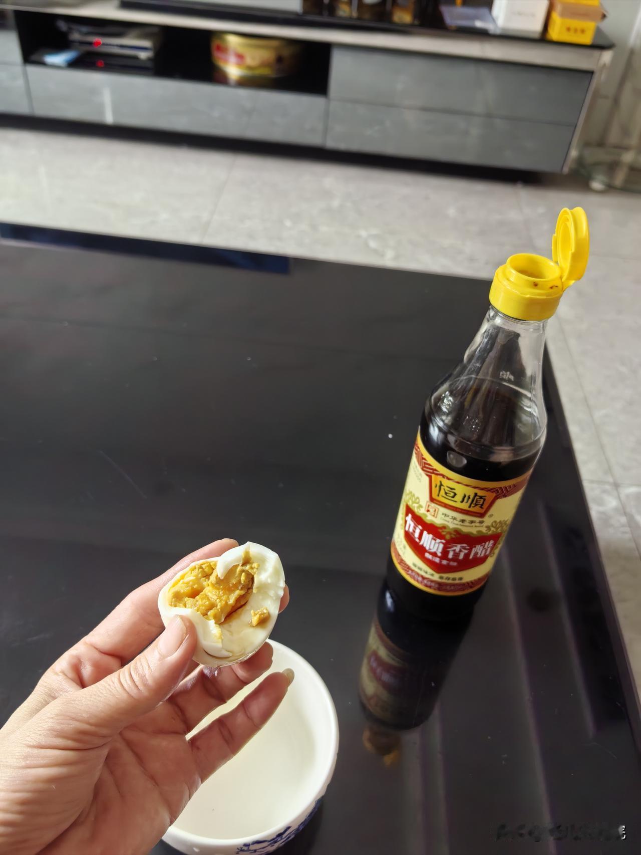 身为山西女儿，早餐吃水煮蛋做派一贯如此，煮好的鸡蛋剥皮先咬一口，水平在一口下去蛋