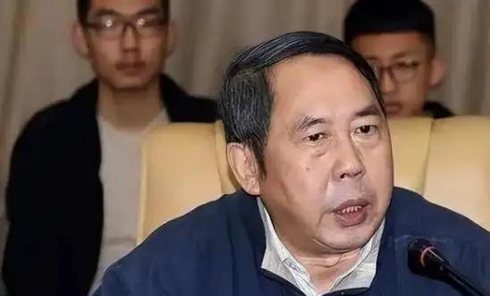 “中国现在向美国投降还来得及！再晚就要‘跪着’了。”

这话是一位叫马臣的“专家