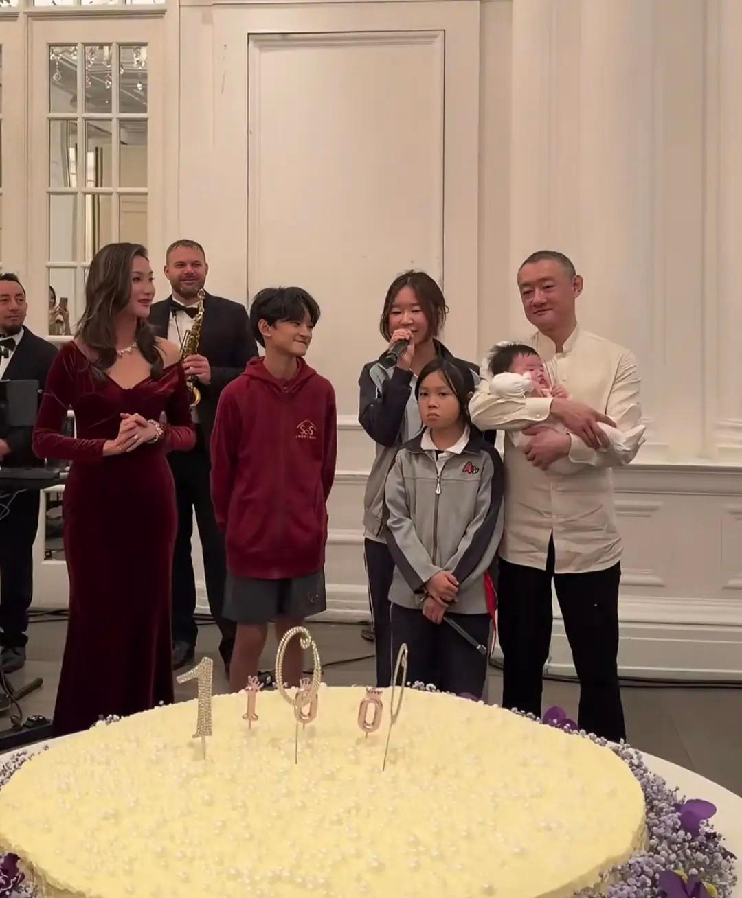 49岁汪雨和31岁新婚妻子崔璨为小女儿办百日宴，夫妻俩在上海高档酒店宴请亲友，他