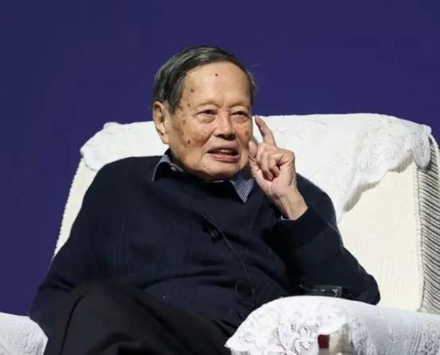 “一定要建，不建中国将落后30年！”2016年，杨振宁曾顶着骂名，极力反对花20