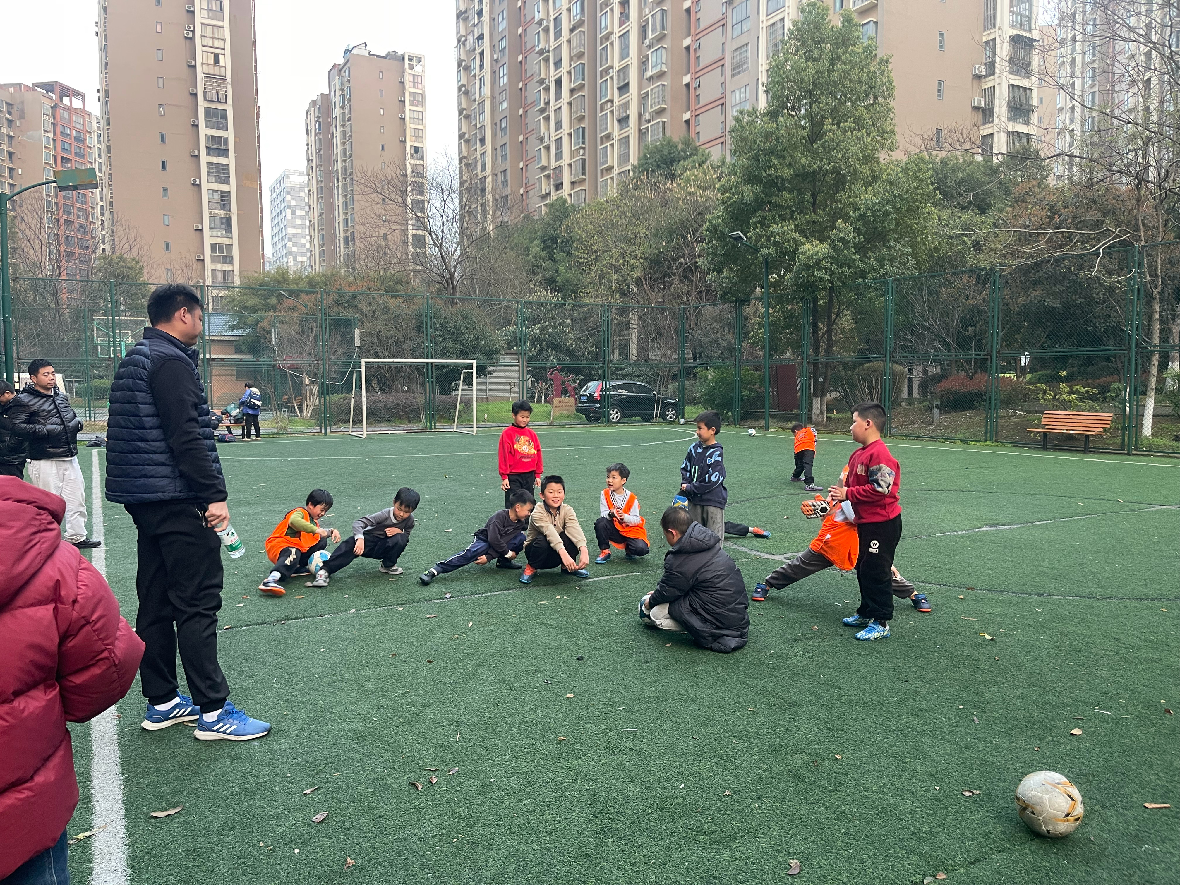 生活不止汽车，还有和小胡同学一起踢足球。现在还能完虐他们，再过几年估计就要反过来