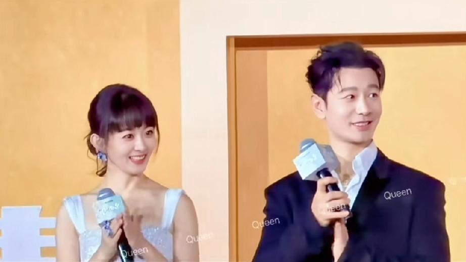 赵丽颖跟着黄晓明是有吃又有喝。最近他们俩合作的电视剧《小城大事》即将开播，1月9