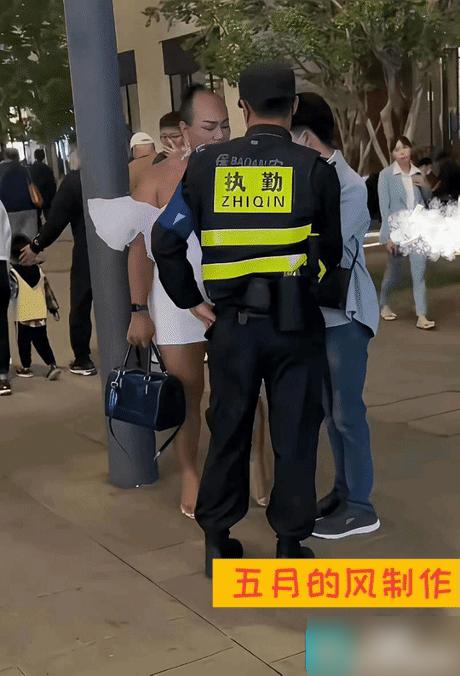 上海街头这一幕直接把路人的眼睛看直了。这位大哥身着白色抹胸短裙。他脚踩恨天高、背