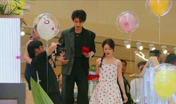 误入赵今麦张凌赫婚礼现场 温馨音乐、分发红包、他为她涂口红…这场景说是婚礼现场没
