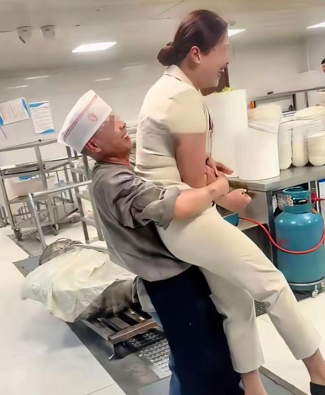 最近，河北邯郸一家小饭庄火了——不是因为菜香，而是因为后厨上演了一出“男女混杂，