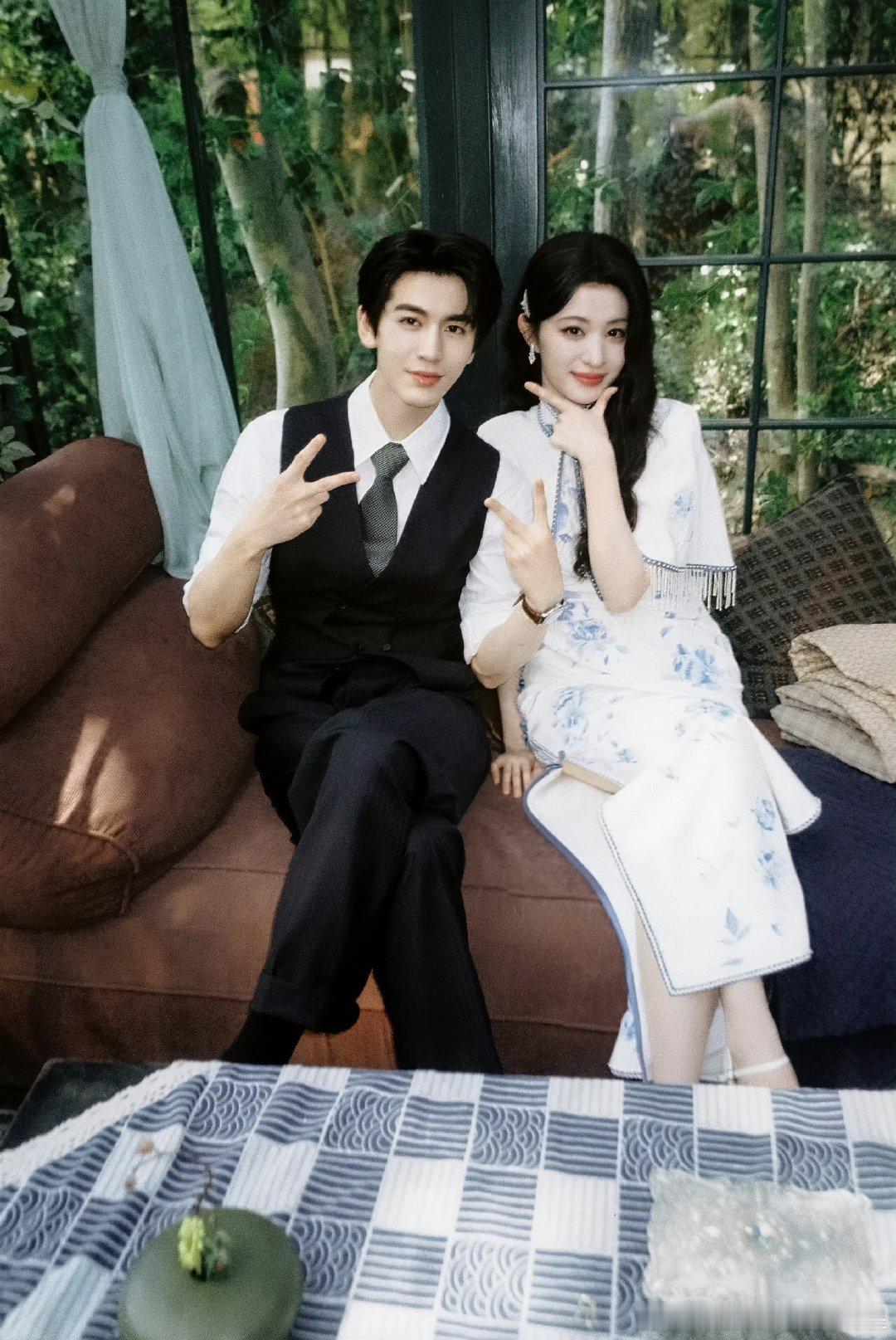 张凌赫王楚然胶片合照张凌赫王楚然《这一秒过火》胶片合照 