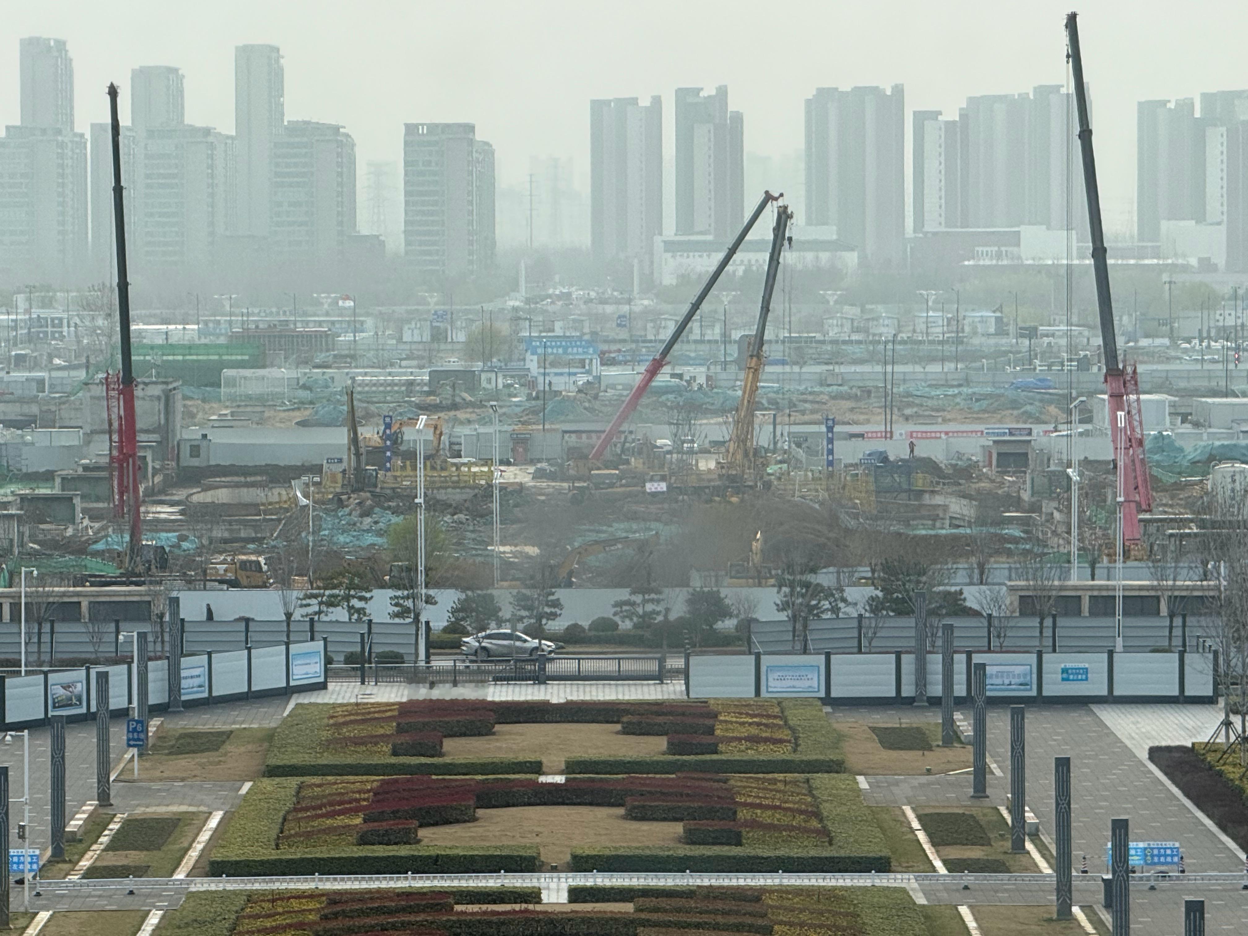 来到郑州东站准备出差，大老远就看到了正在施工的胖东来，我怎么感觉这施工进度要等到