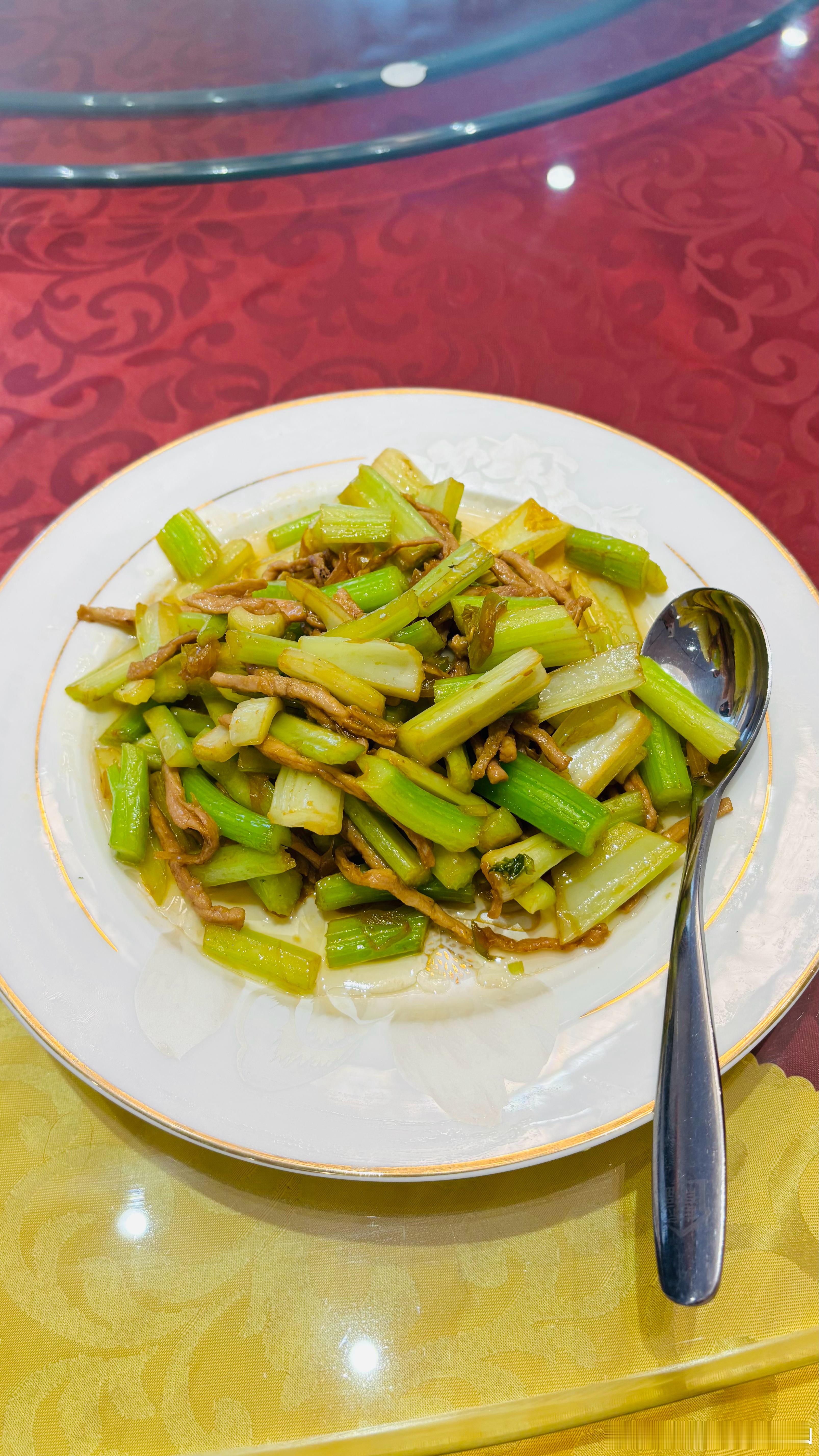 放慢节奏。可以好好地睡觉，慢慢地吃饭，慢慢地走路，慢慢地和爱人散步，享受和家人一