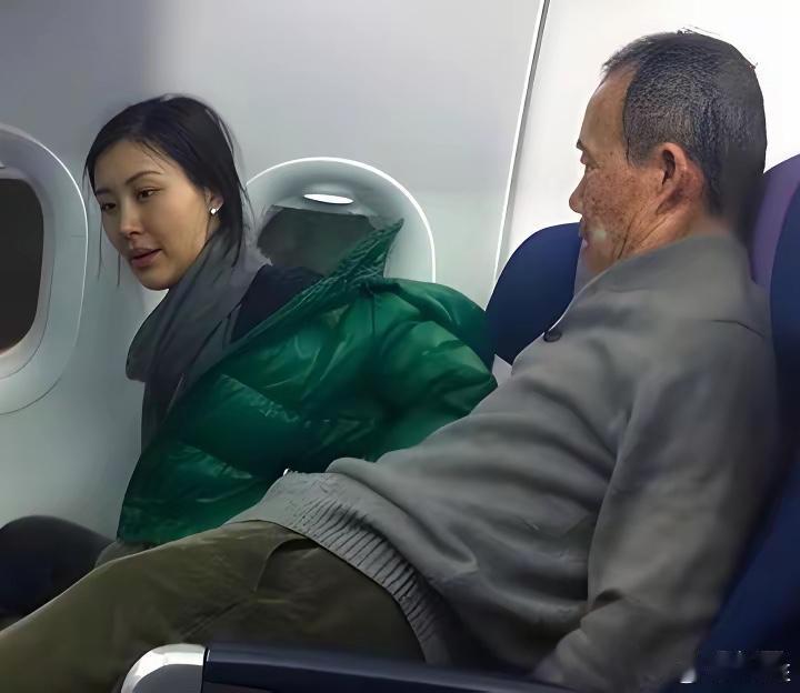 当年，王石与田朴珺热恋时在飞机上的一张留影，也是他们恋情的官宣照。 
