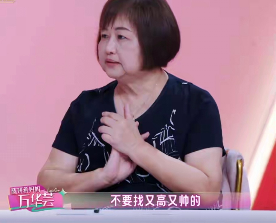陈妍希携儿子上节目，9岁的儿子小星星也出镜了，虽然眼睛被遮挡了，一看就是爸爸陈晓