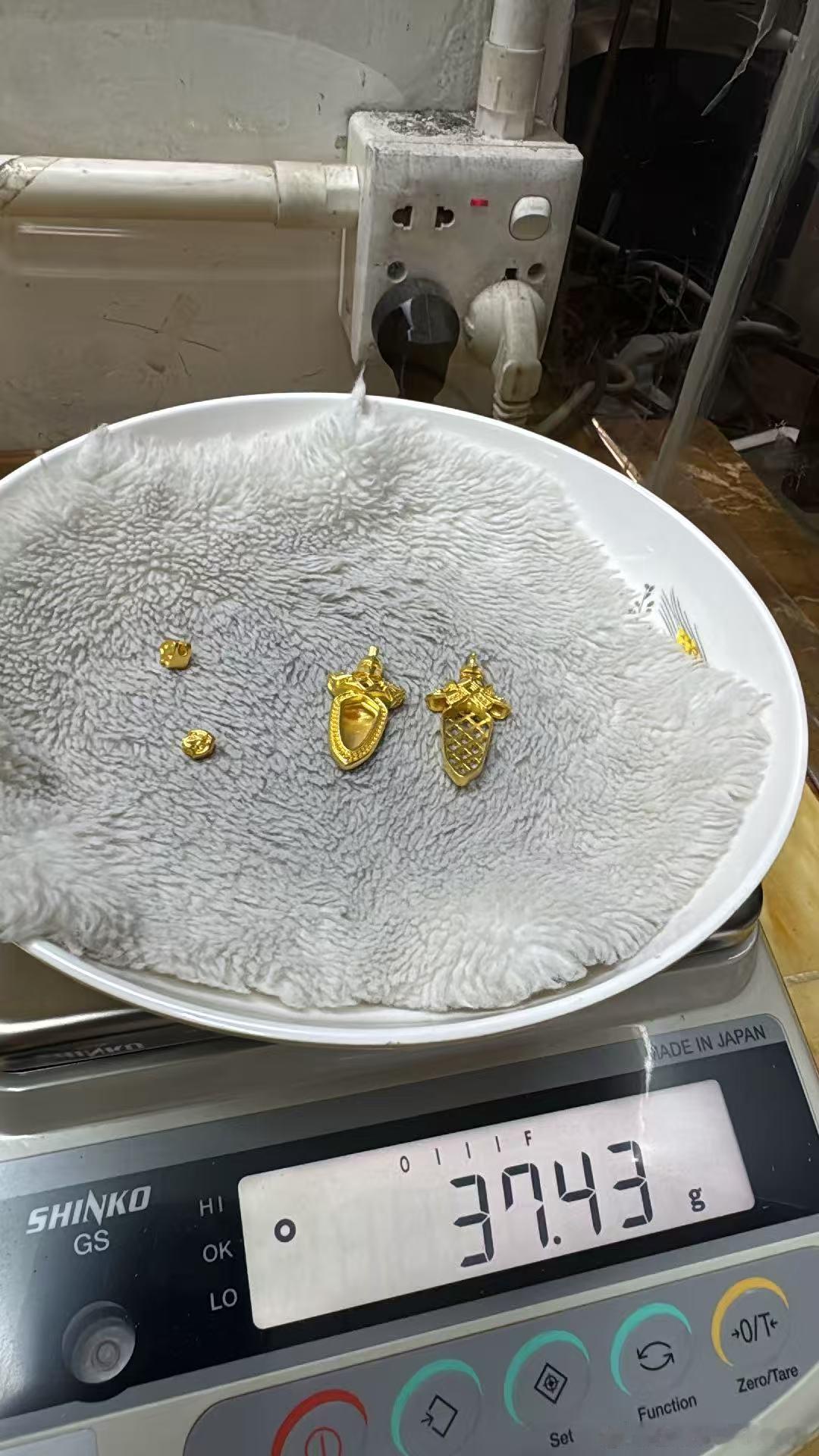 下午开始镶嵌预计这周可以做完如果要加多金料或者做大的也可以这周应该是可以上架了，