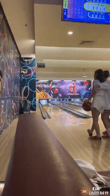 1：妹子这个技术，不合适玩保龄球。
2：简单直接，搞什么花里胡哨啊，直接上手就行