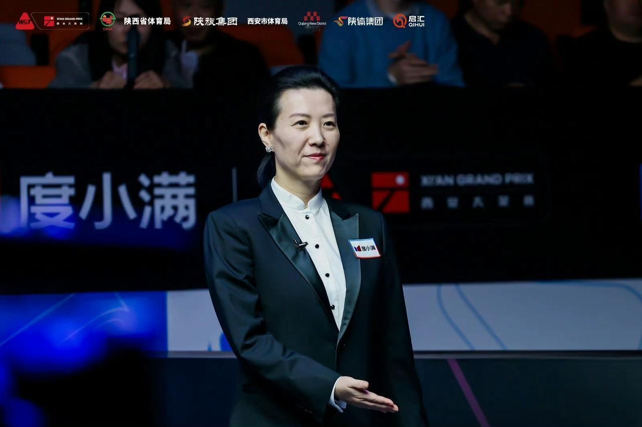 著名女裁判李安亮相中央场地，执法宾汉姆对阵马修·史蒂文斯的审判之战。
斯诺克裁判