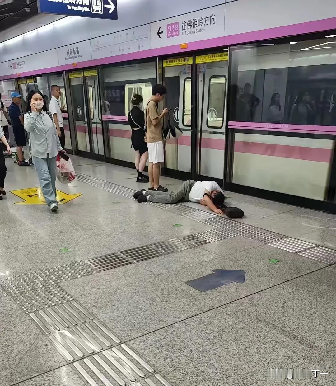 年纪大的不敢扶 年轻的也不敢扶 哎