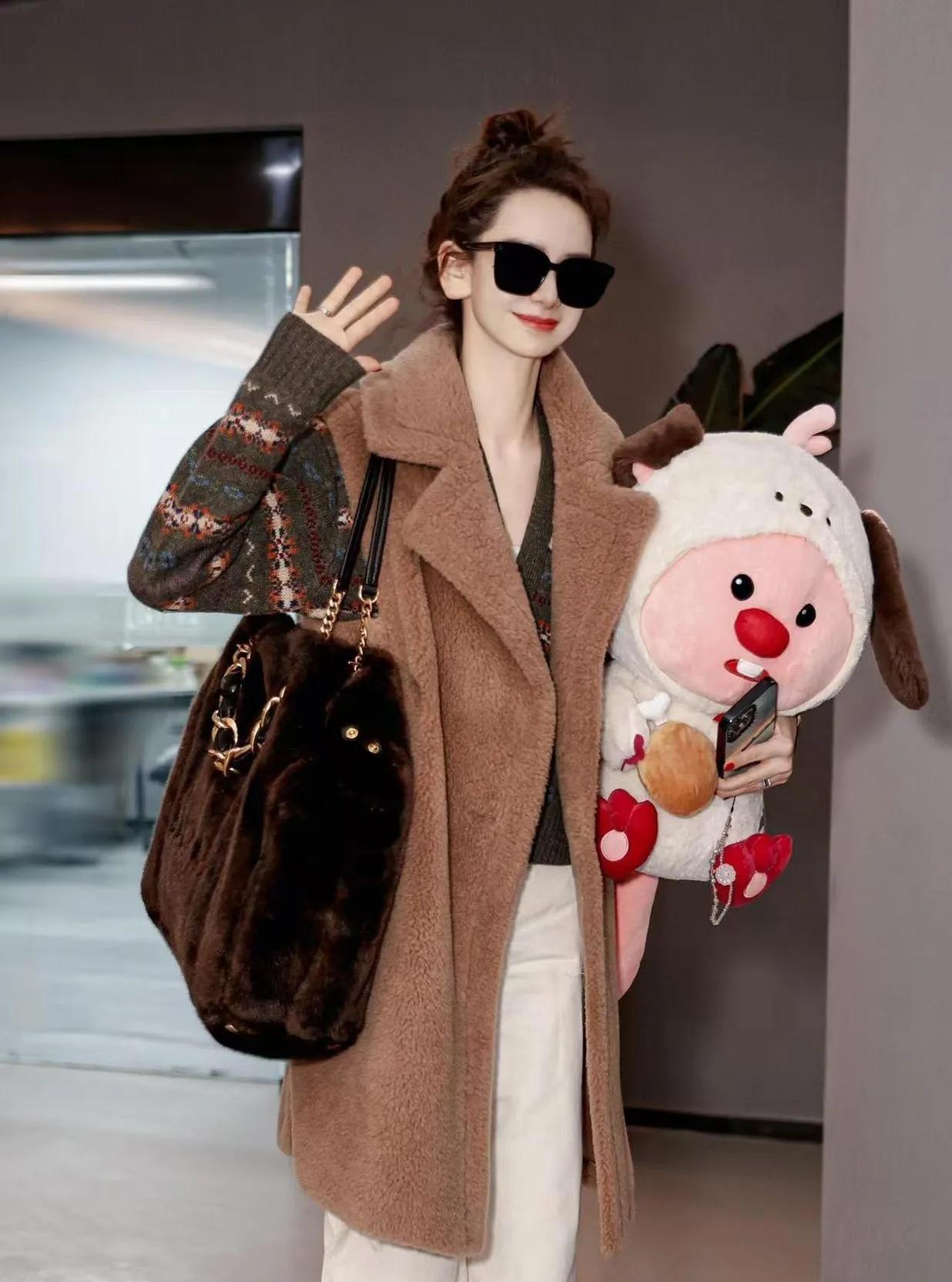 戚薇的毛绒马甲穿搭，把时髦和保暖焊在了一起！
 
这件棕色毛绒马甲也太好看了吧！