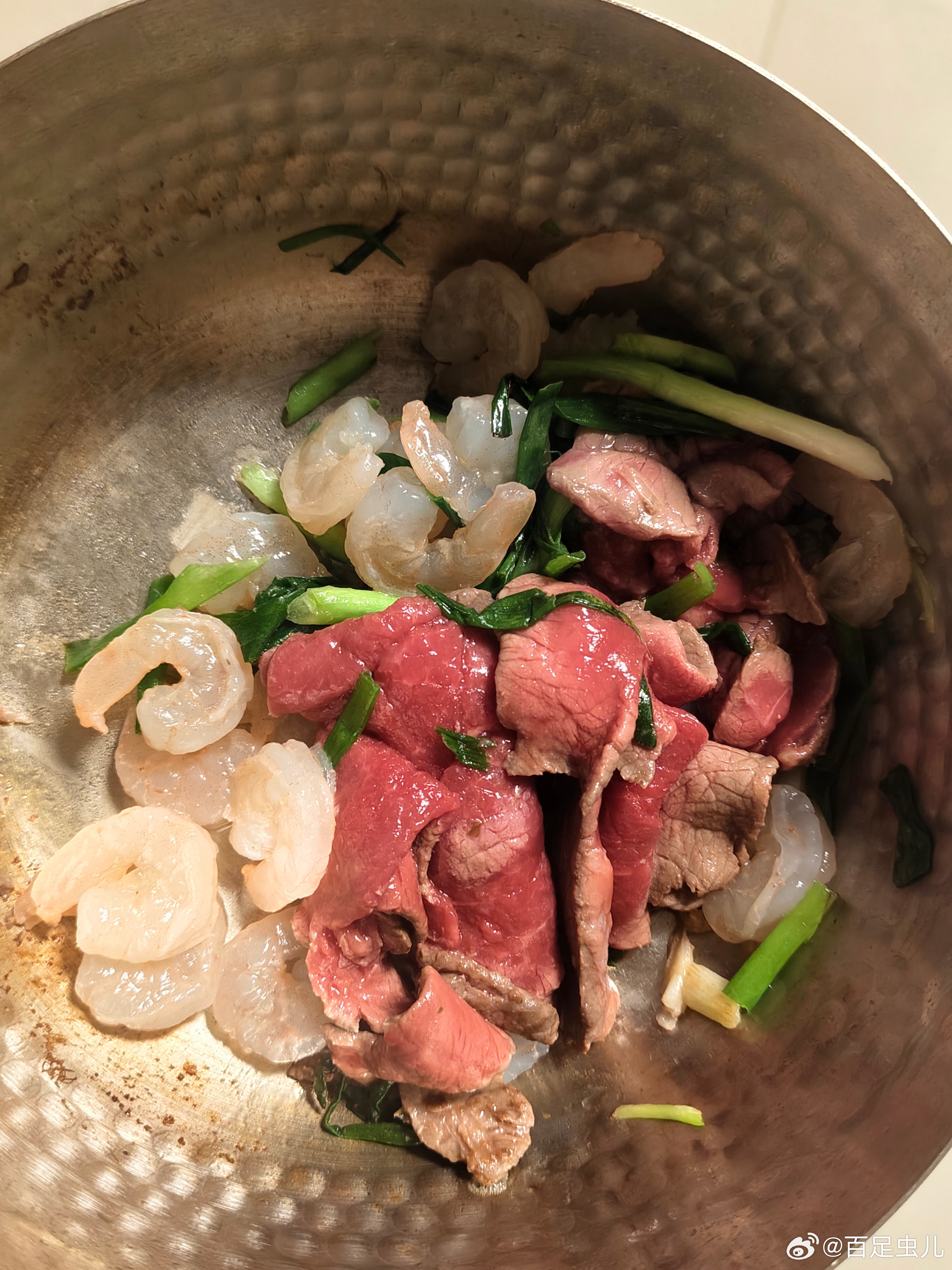 做饭吃饭国产牛肉颜色不错这个季节小葱一炒真香。