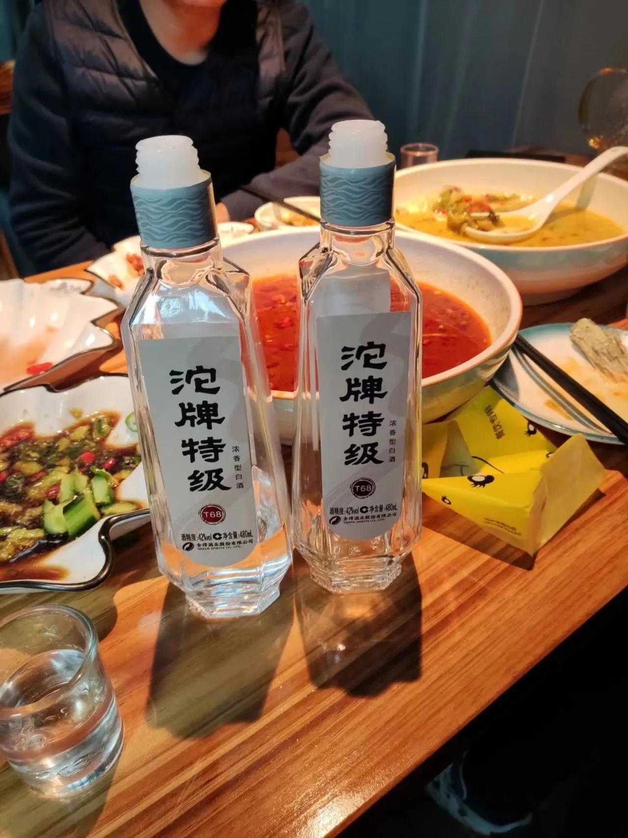 四川人饮酒“怪象”：高档不喝五粮液，低档不喝黄玻汾，却独偏爱这4款纯粮酒！

第