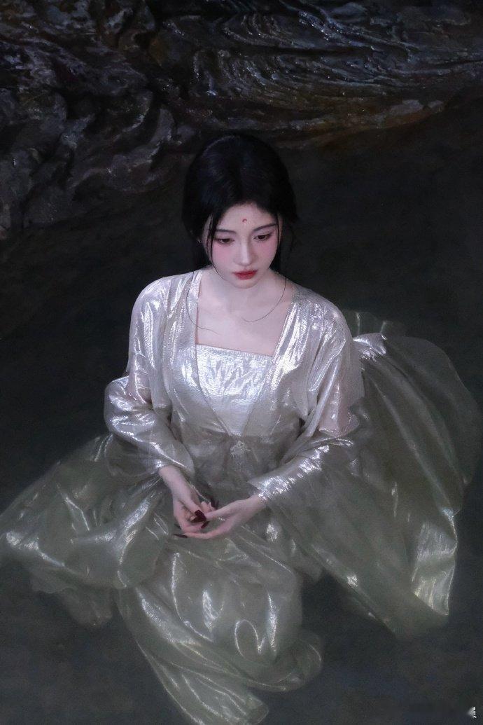 鞠婧祎神女陨落  鞠婧祎的《月鳞绮纪》路透再次引发热议，神女陨落的瞬间让人泪目。