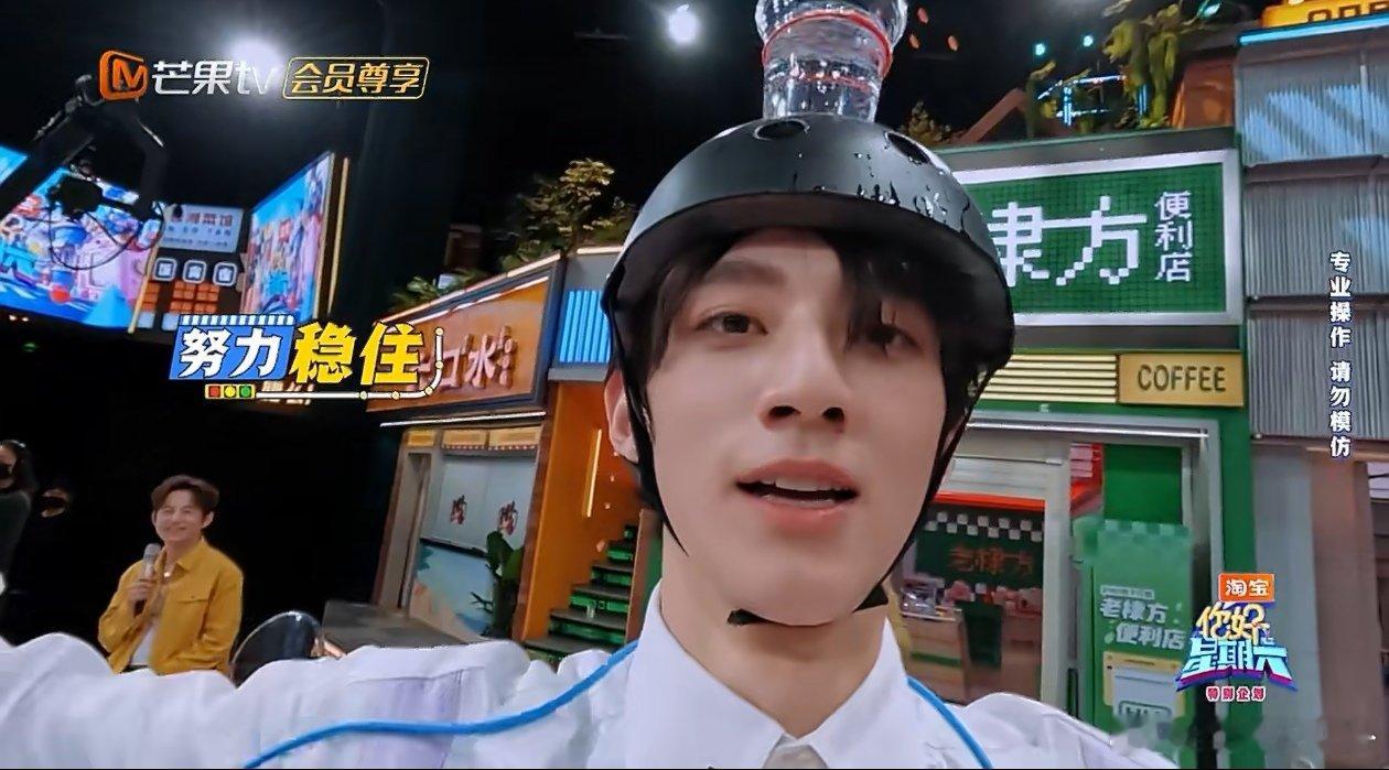 赖伟明这核心力量绝了你好星期六 赖伟明在跳绳环节太出圈！和李雪琴头顶水杯双人跳，