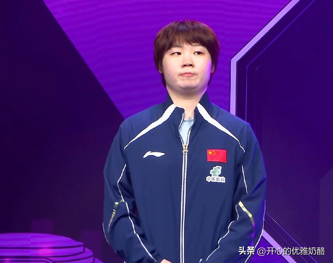 女单颁奖典礼，蒯曼的样子让人心疼。
也不知道蒯曼经历了什么，决赛时状态调动不起来