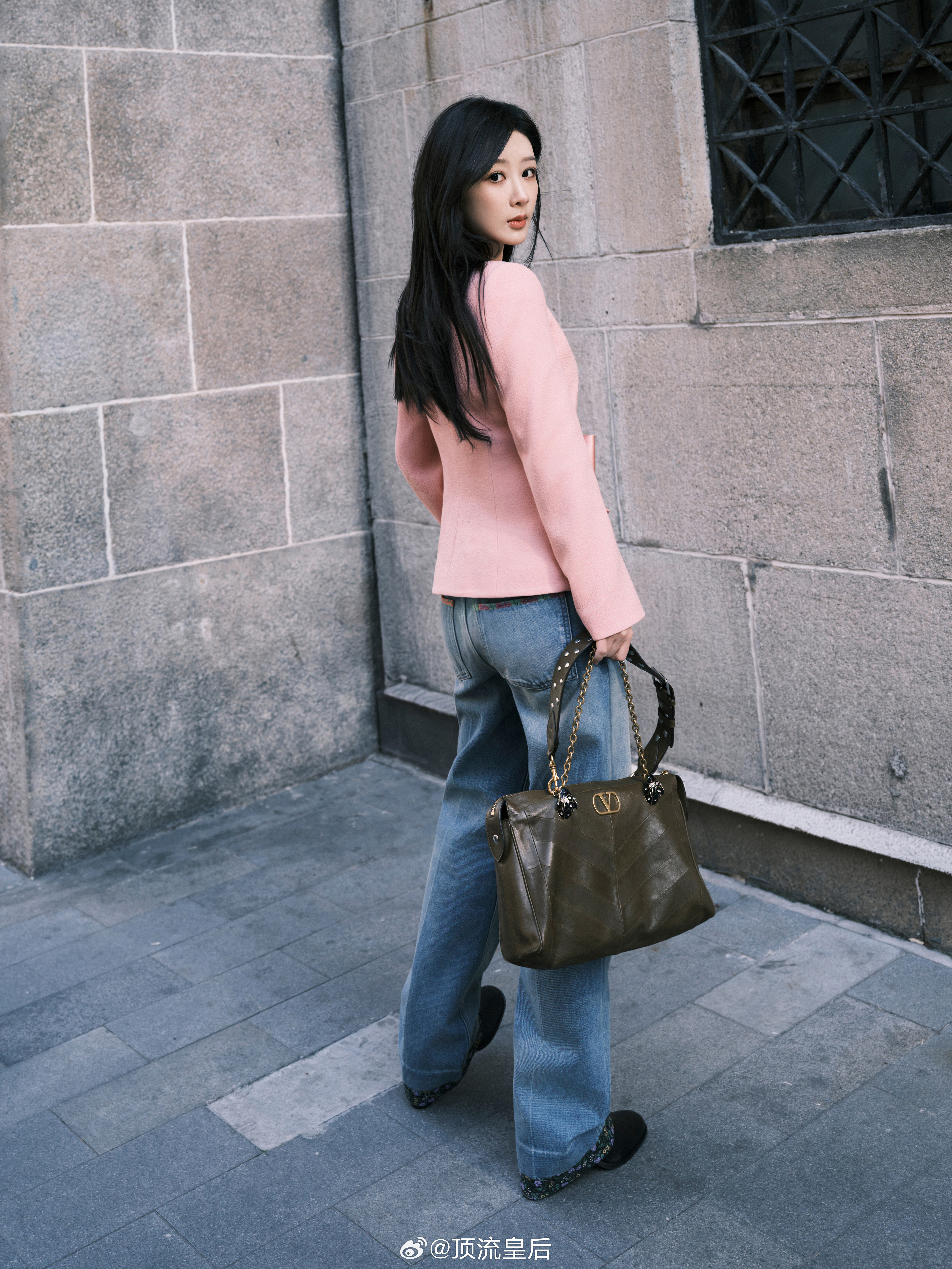 杨紫Valentino 2026 秋冬系列时装秀出发图来啦，简约高级，期待正式亮