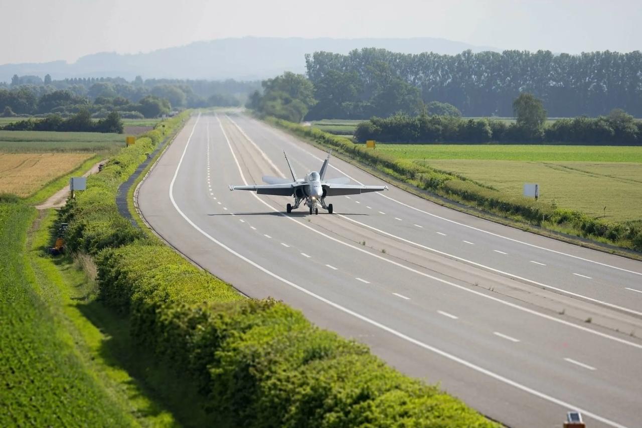 6月6日，瑞士空军自 1991 年以来首次使用 F/A-18 战斗机练习在高速公