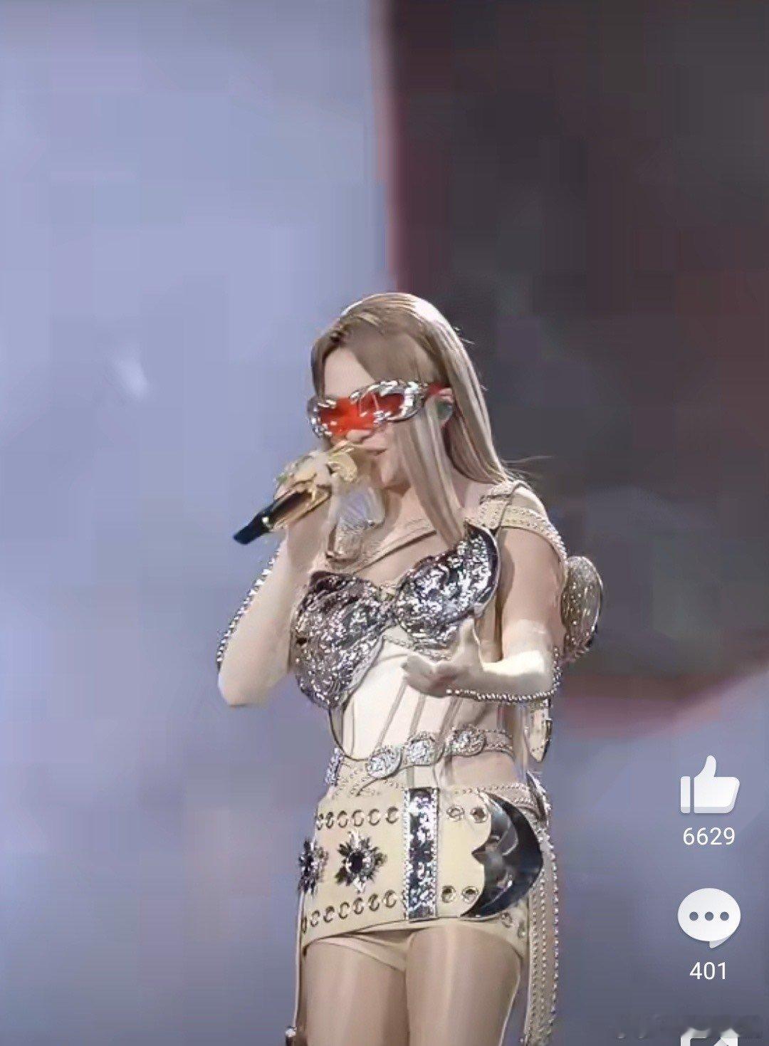 张韶涵好美的精神状态 她在舞台上的表现力很强，无论是服装造型还是灯光效果，都衬托