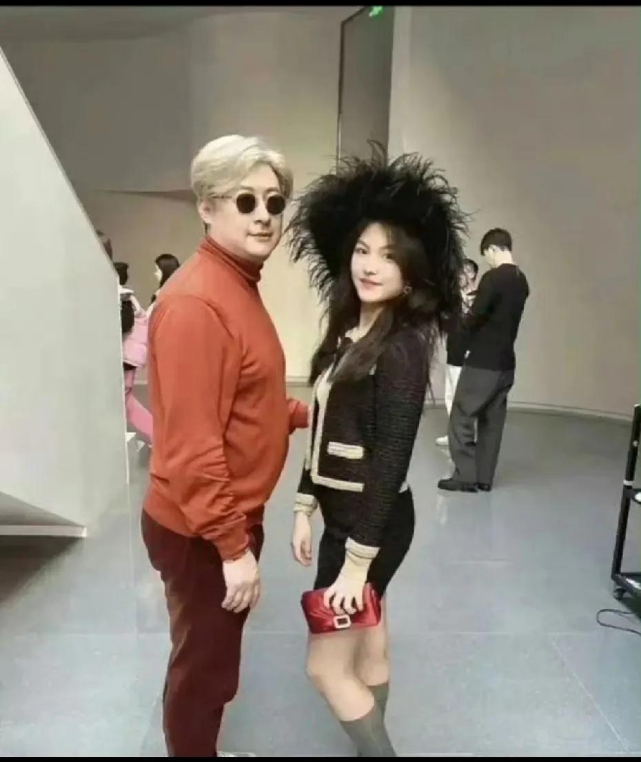 李湘跟王岳伦离婚是有原因的，王诗龄跟王岳伦在一块。。。。这穿搭都跑偏了。李湘又晒